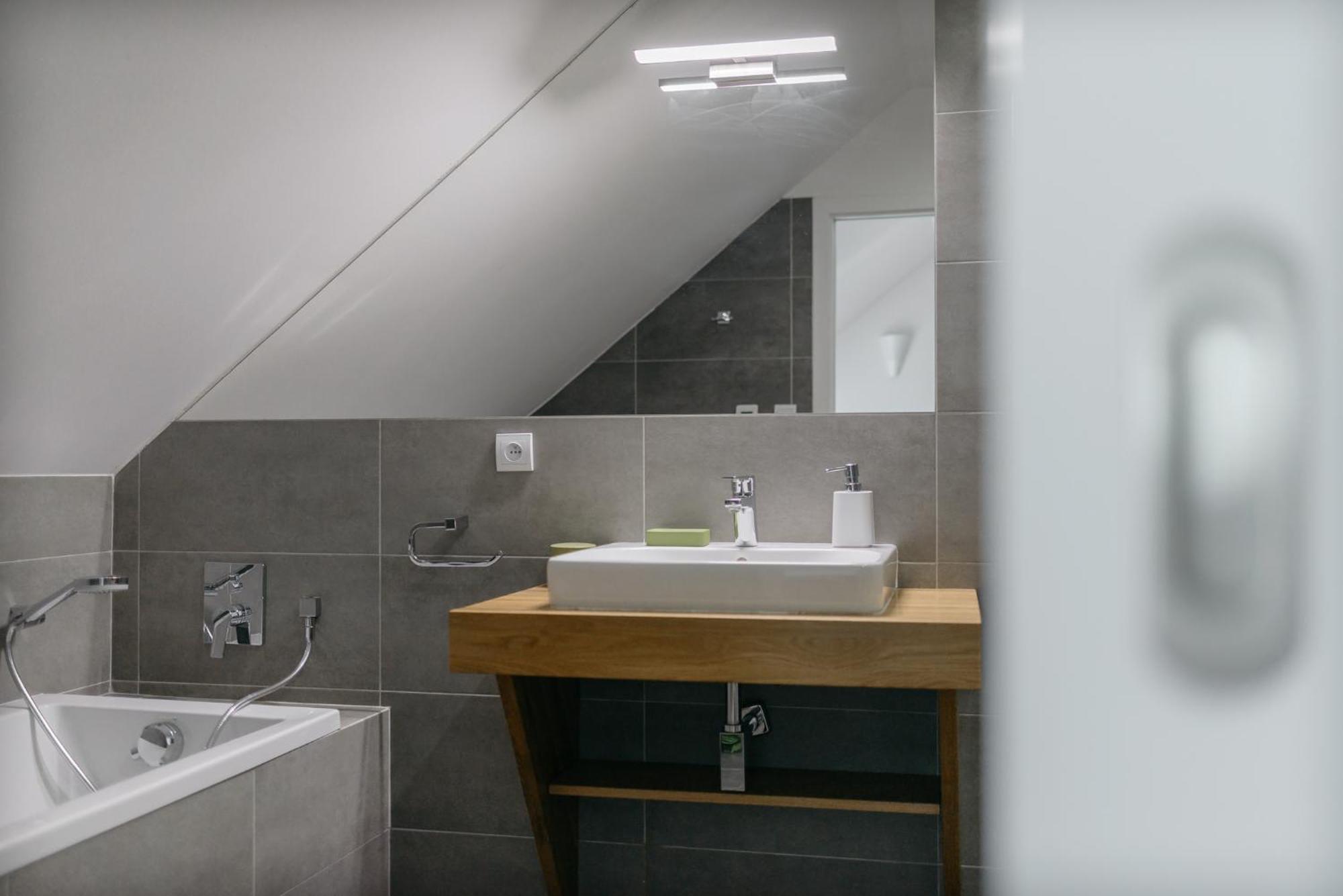 Roy 2 Bdr Apartment With Prague Castle View, Parking & Ac Exterior foto