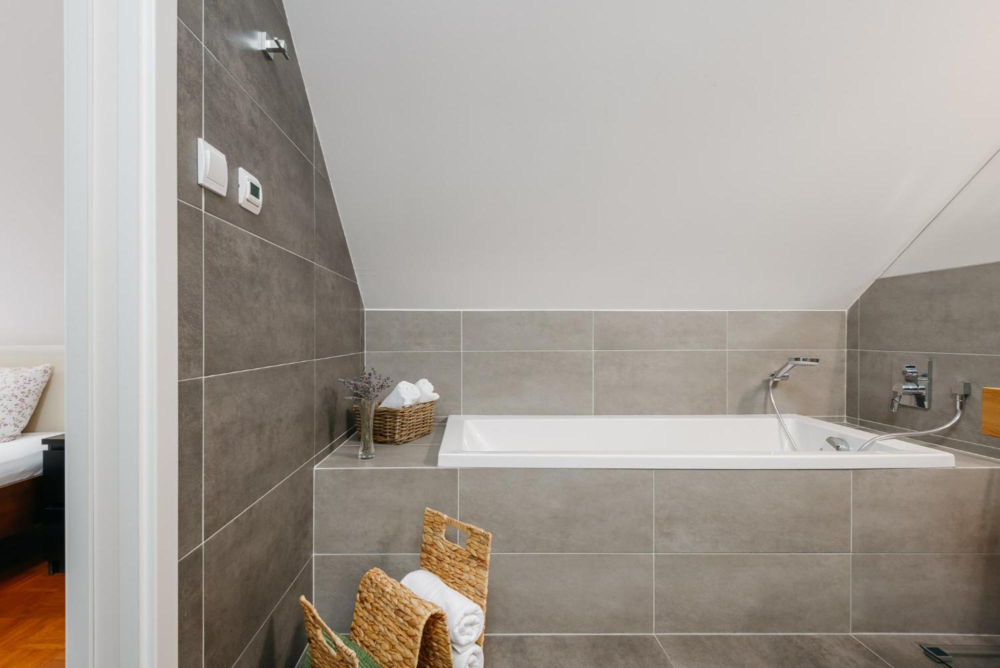 Roy 2 Bdr Apartment With Prague Castle View, Parking & Ac Exterior foto